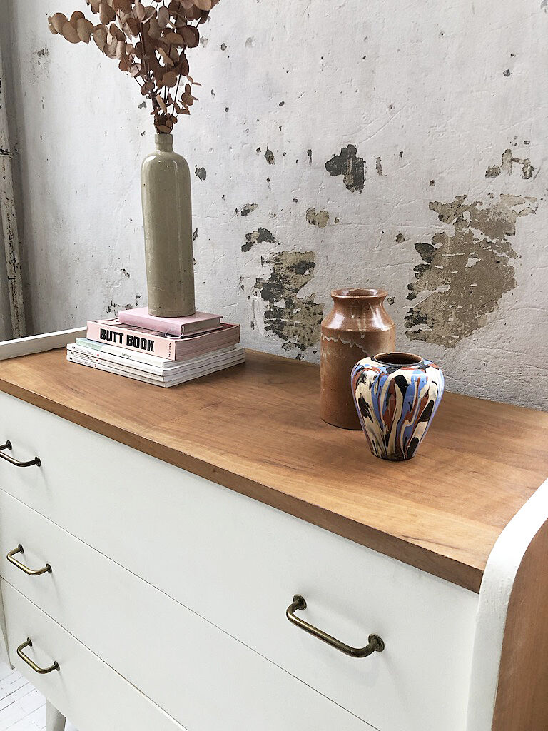 Vase dripping in varnished earth