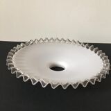 Abat-jour ancien en opaline blanche et pourtour jupé en verre transparent