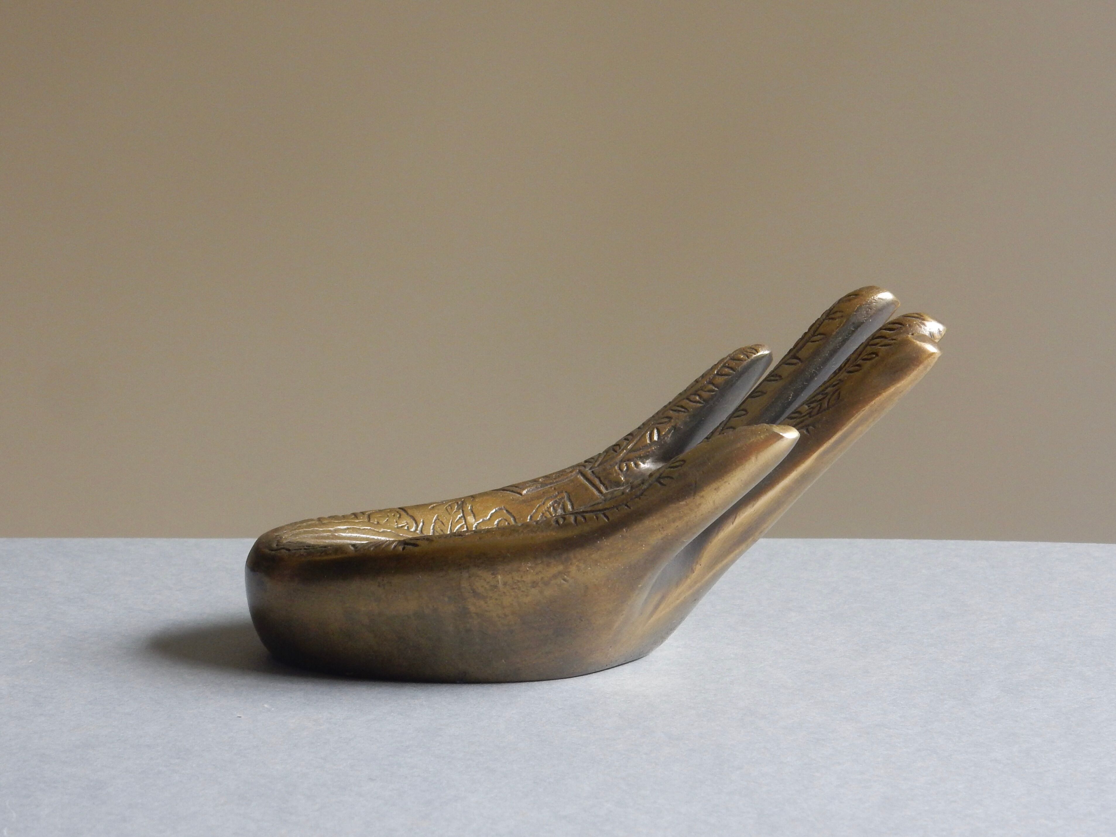 Empty-pocket brass hand