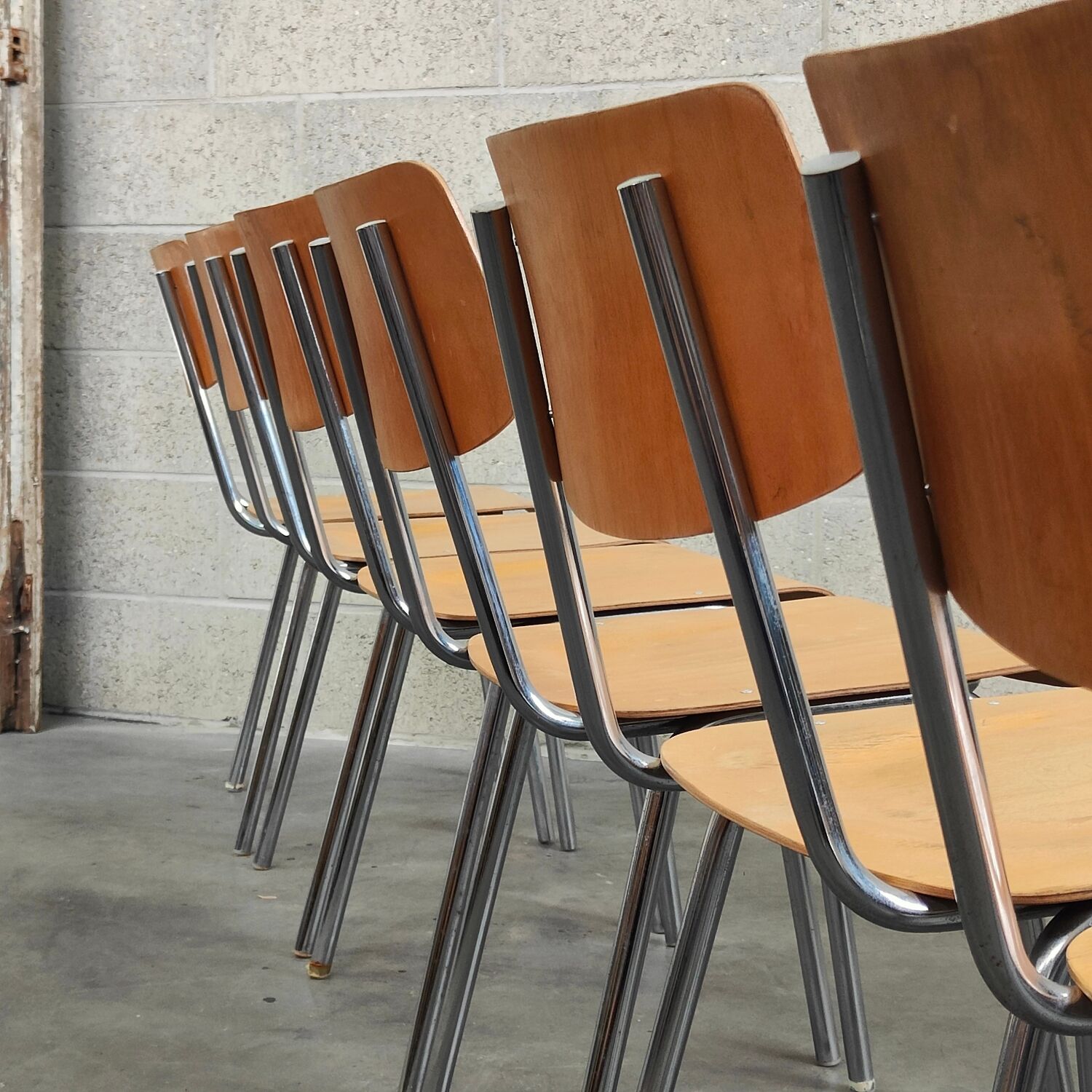 Lot de 22 chaises d'école tchèque " Kovonax" chrome et bois 1950