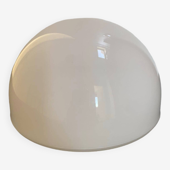 Globe demi-cercle en opaline de couleur blanche, aspect brillant