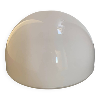 Globe demi-cercle en opaline de couleur blanche, aspect brillant