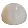 Globe demi-cercle en opaline de couleur blanche, aspect brillant