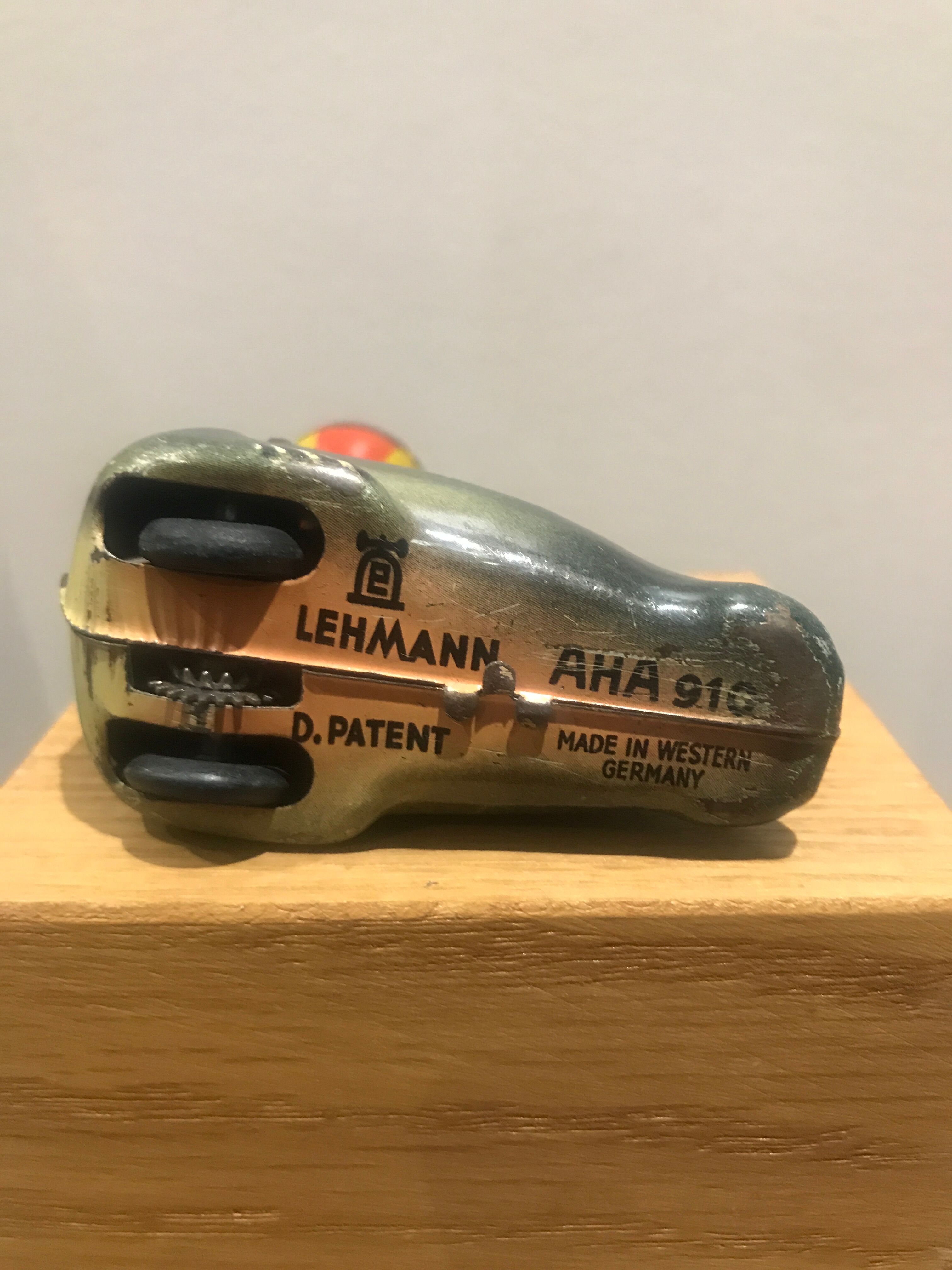 Lehmann friction sea lion toy