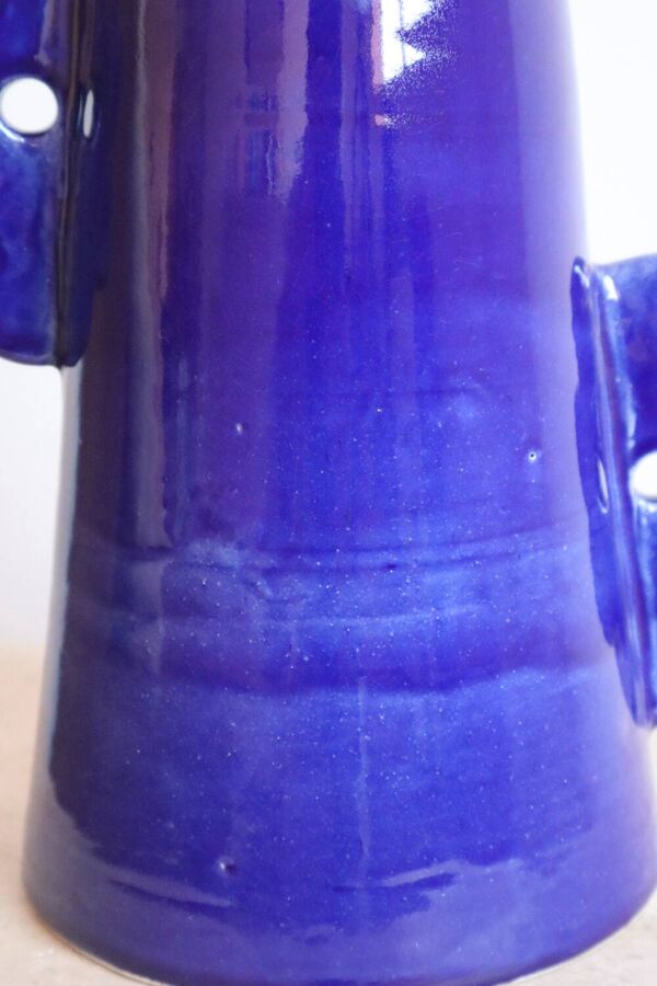 Vase abstrait en céramique fait main anses asymétriques fleuries bleu nuit
