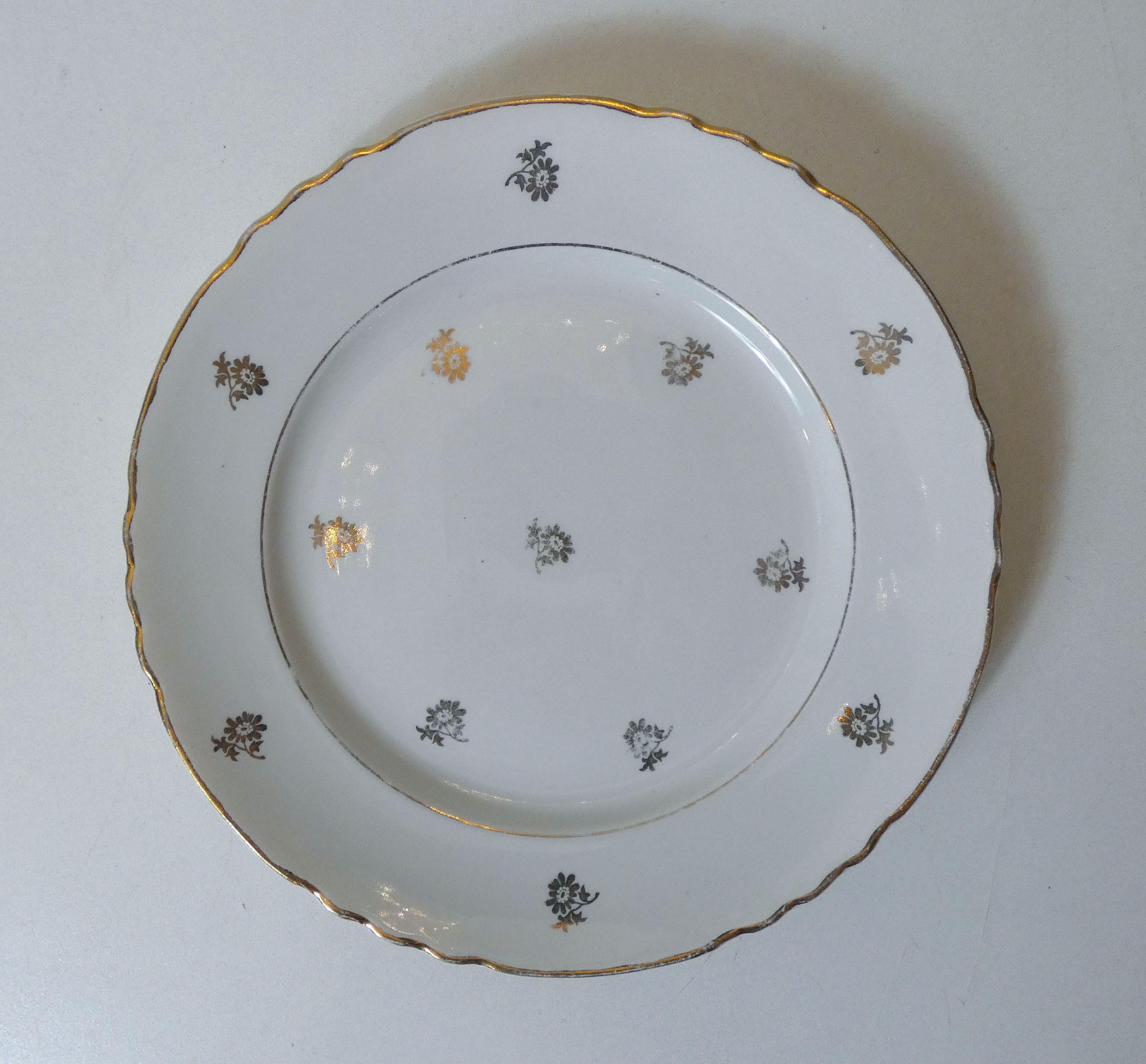 6 flat plates Moulin des Loups faience flowers vintage gold