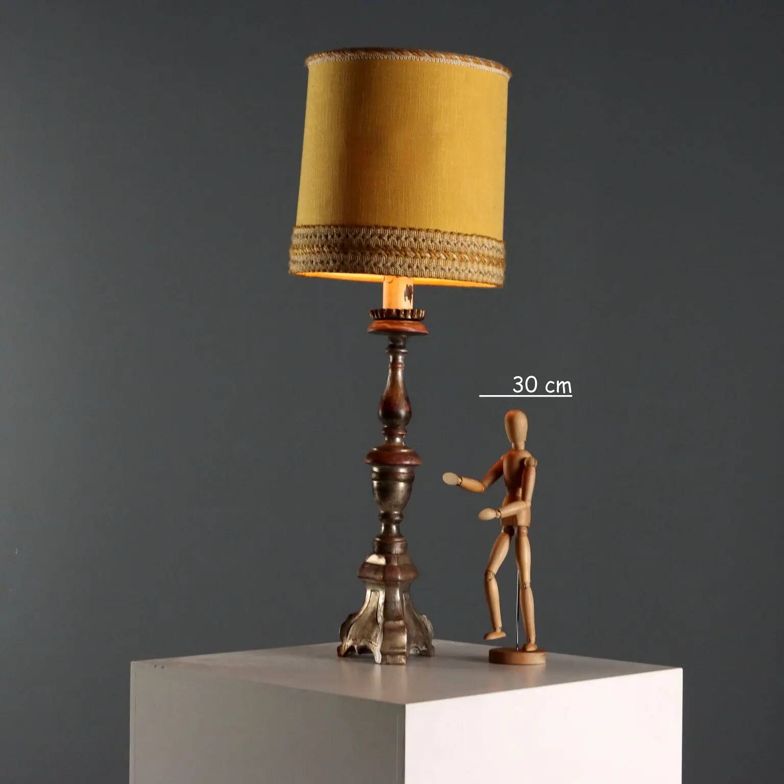 Lampe ancienne en bois sculpté doré et tissu, XXe siècle