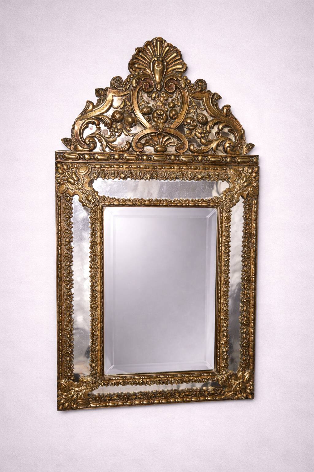 Miroir ancien en cuivre repoussé doré – époque Napoléon III