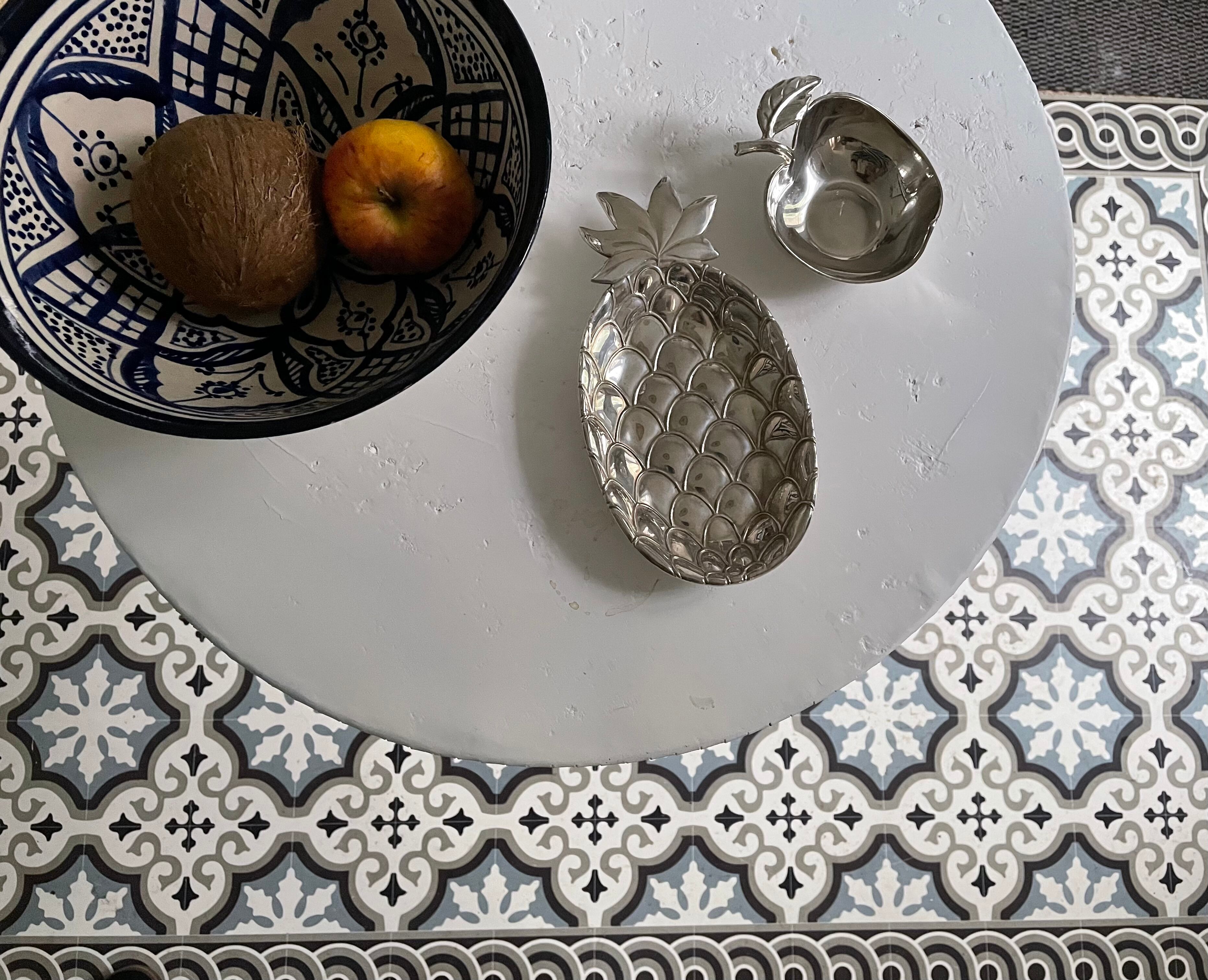 Empty apple pocket in silver metal 70s