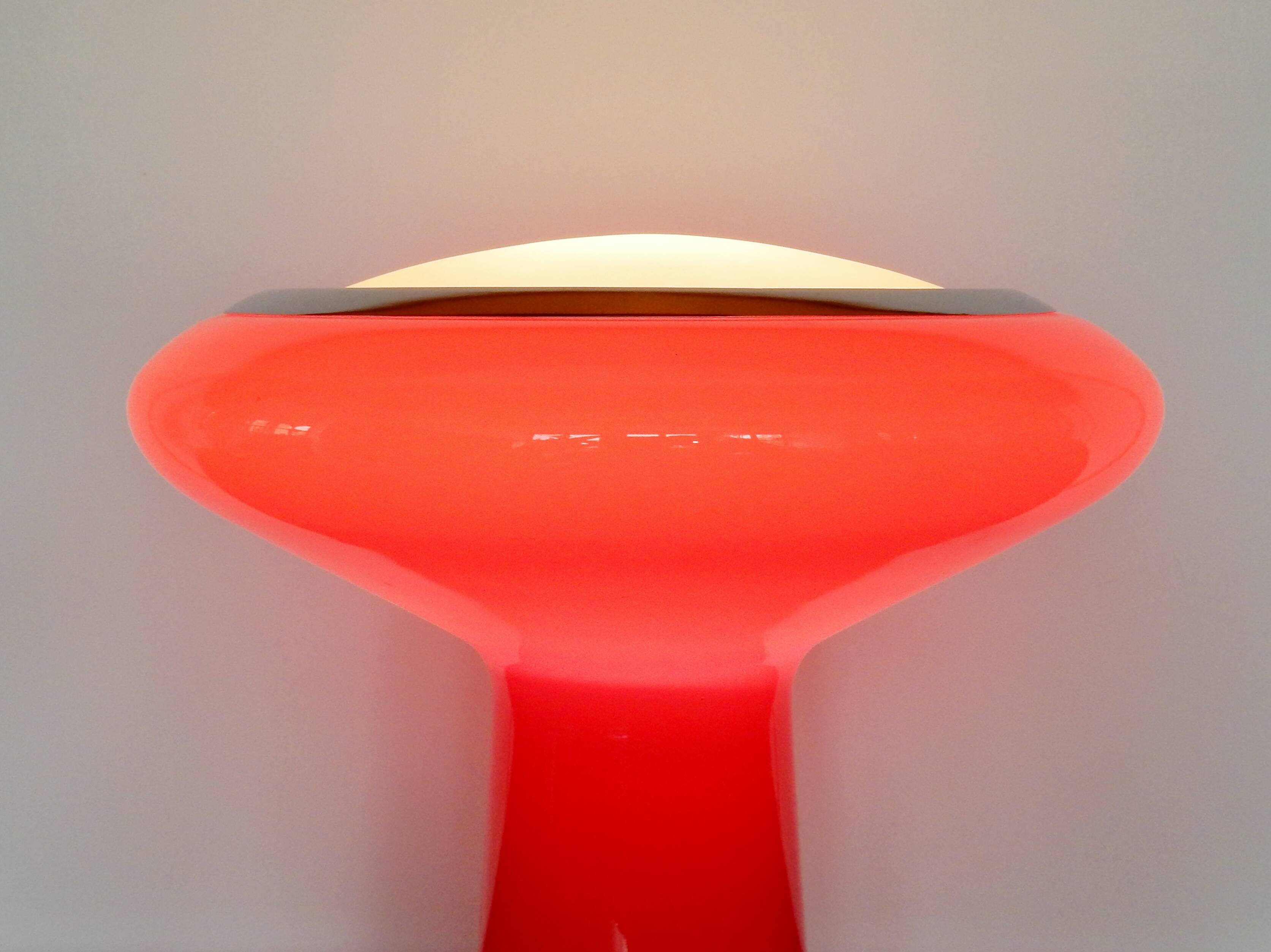 Glass table lamp in red and white glass by Hiemstra Evolux. Netherlands, 1960's