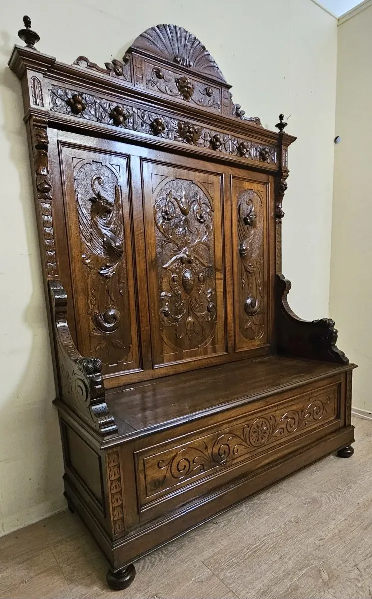 Renaissance bench chest in carved walnut – 19th century