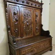 Coffre-banc Renaissance en noyer sculpté – XIXe siècle