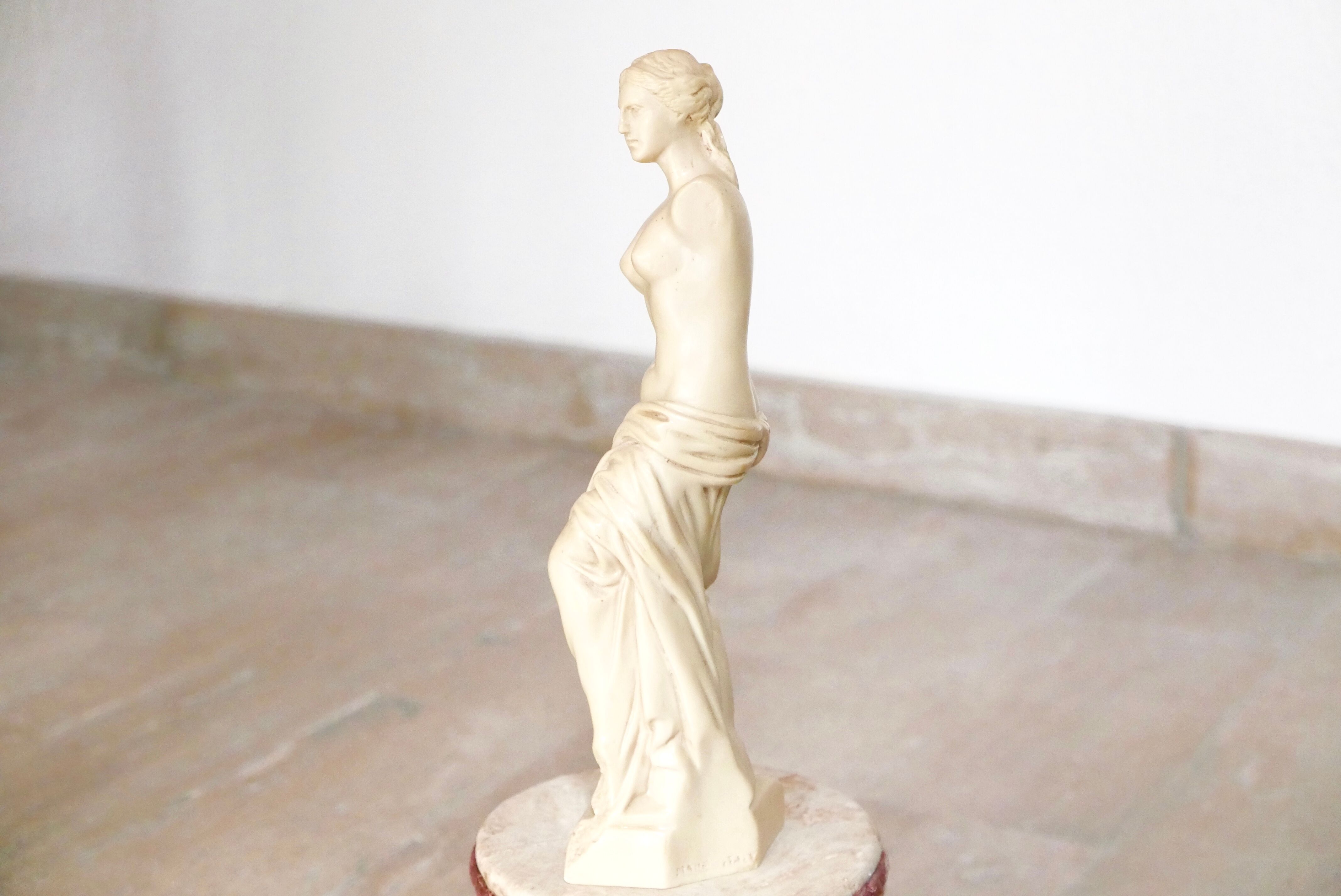 Resin statue of the Venus de Milo, Made in Italy, 70s
