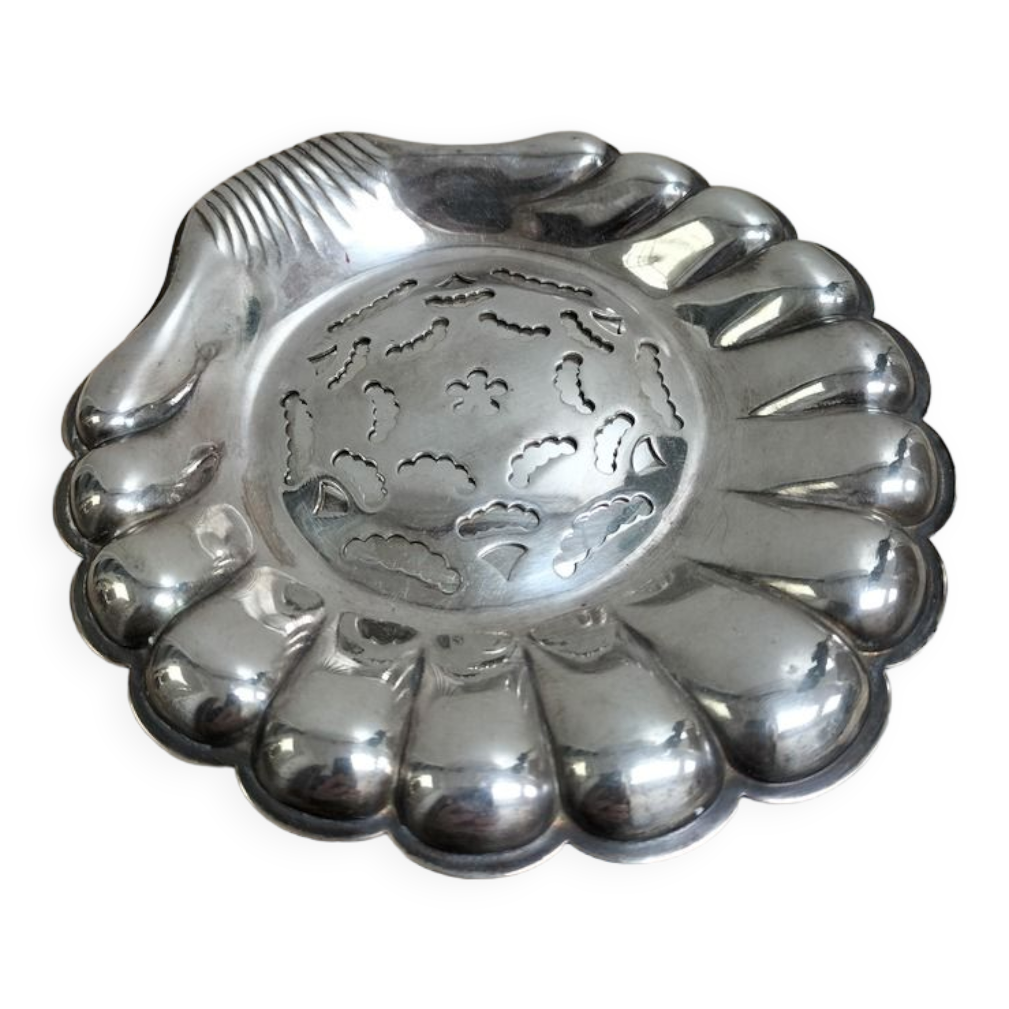 Shell butter dish in silver metal