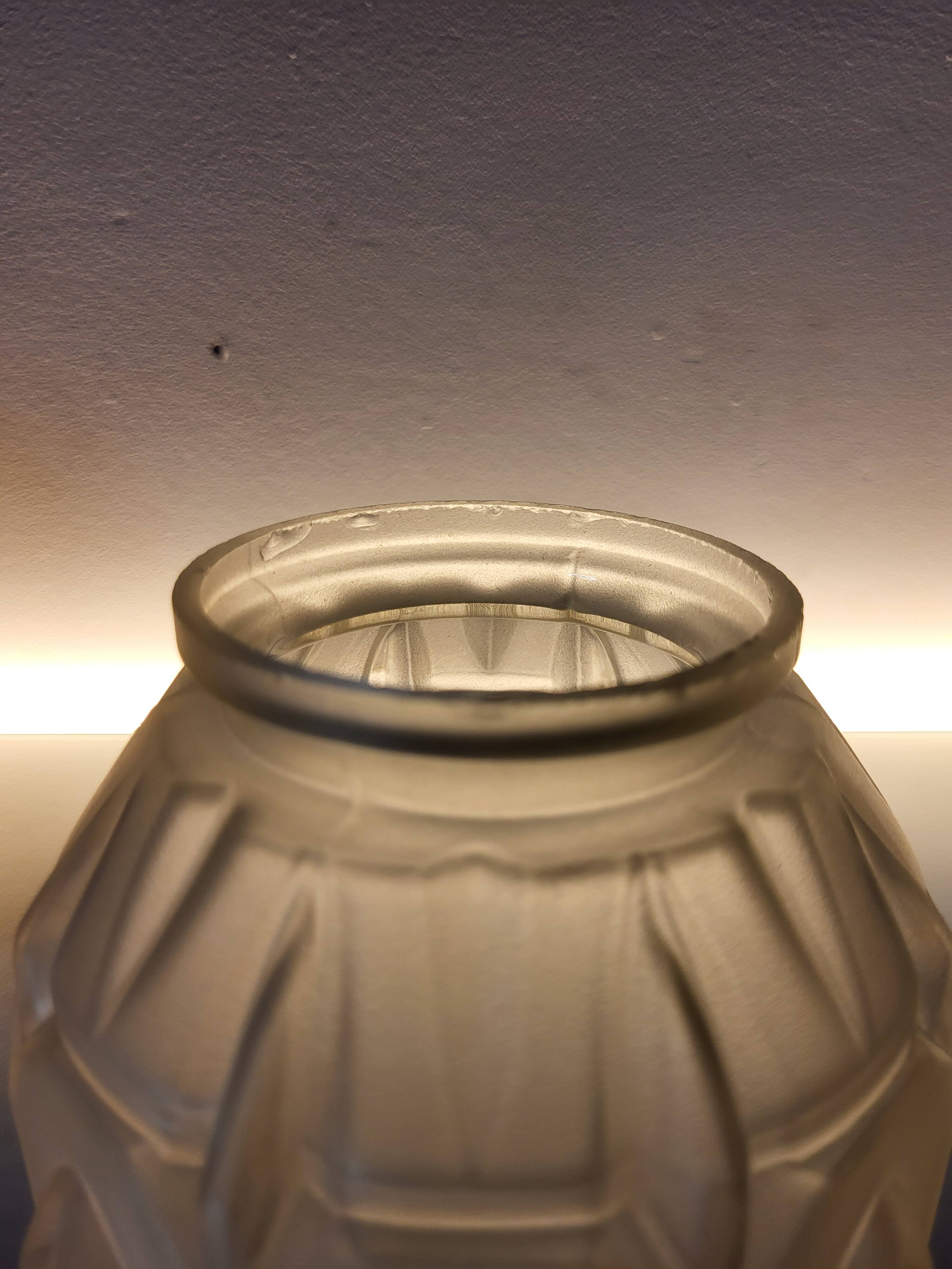 Vase Art déco en verre pressé dépoli avec décor floral, probablement des années 40