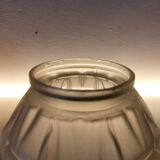 Vase Art déco en verre pressé dépoli avec décor floral, probablement des années 40