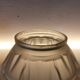 Vase Art déco en verre pressé dépoli avec décor floral, probablement des années 40