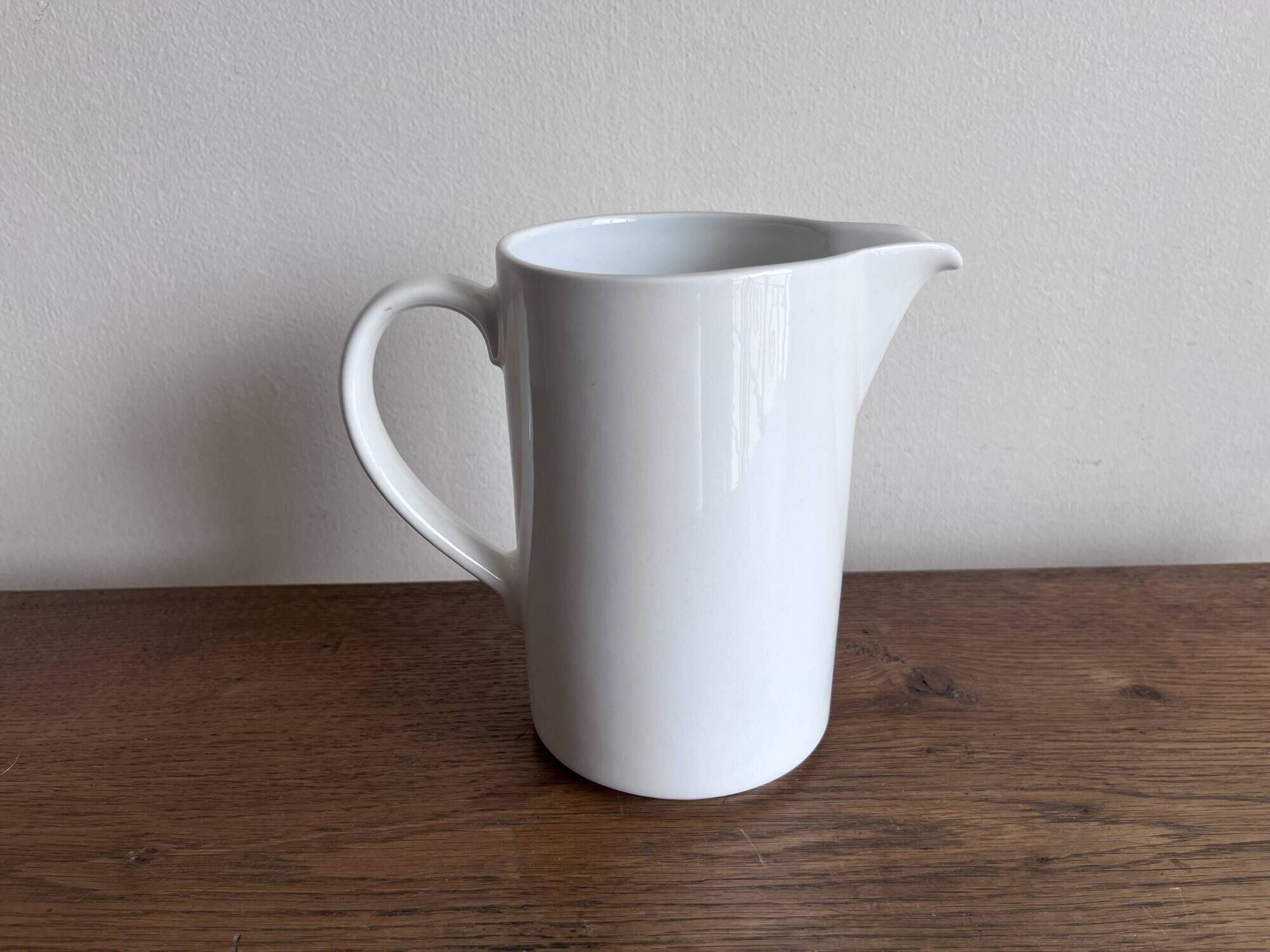 Vase jug Arabia Finland 1970 in white porcelain