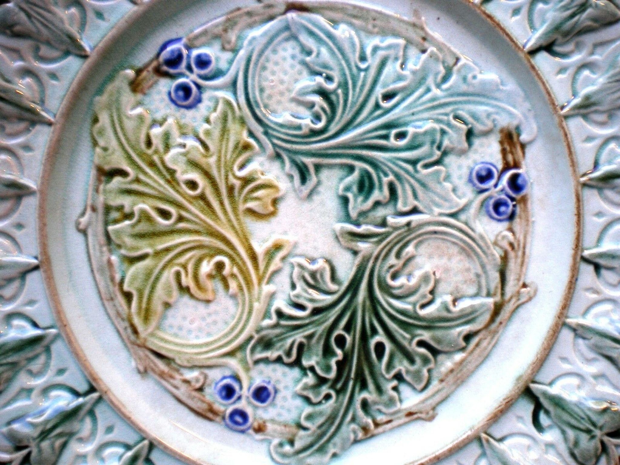 Old Art Nouveau plate, Acanthus and ivy leaves