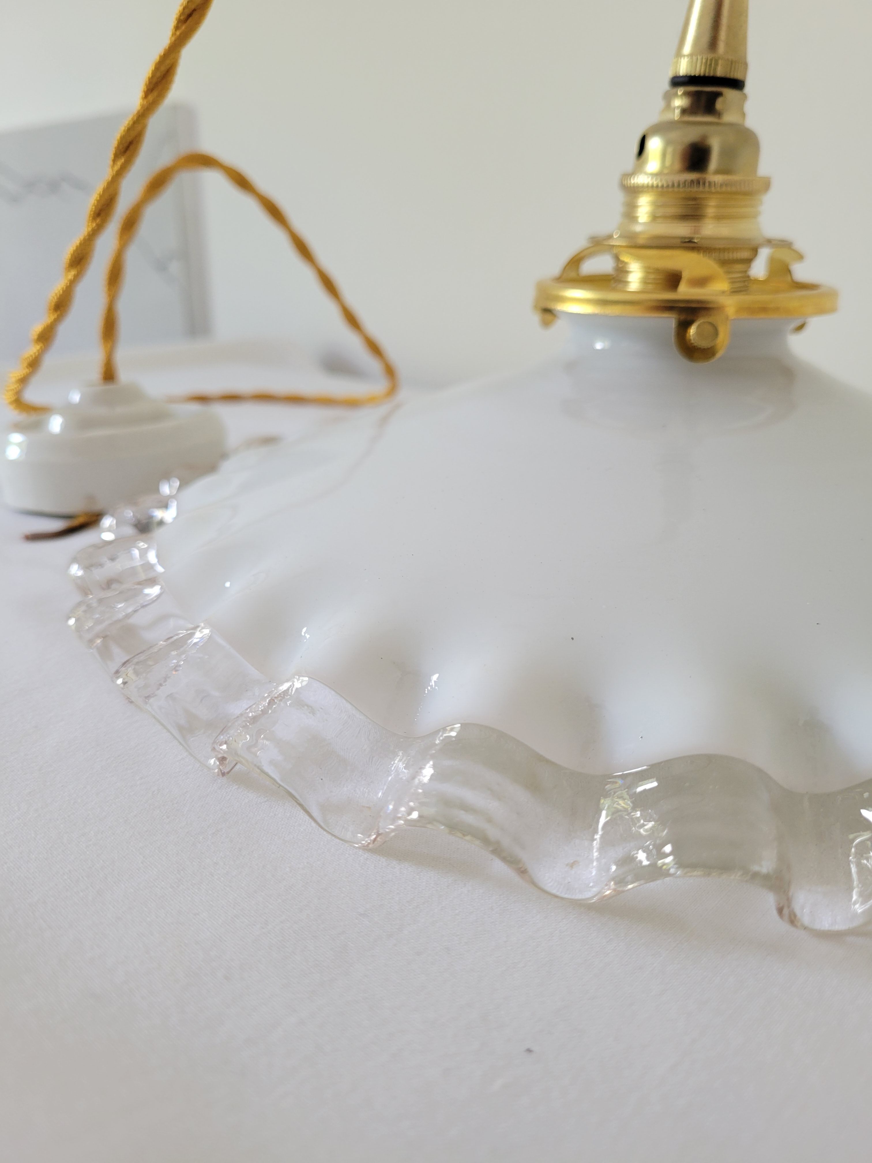 Serrated opaline suspension