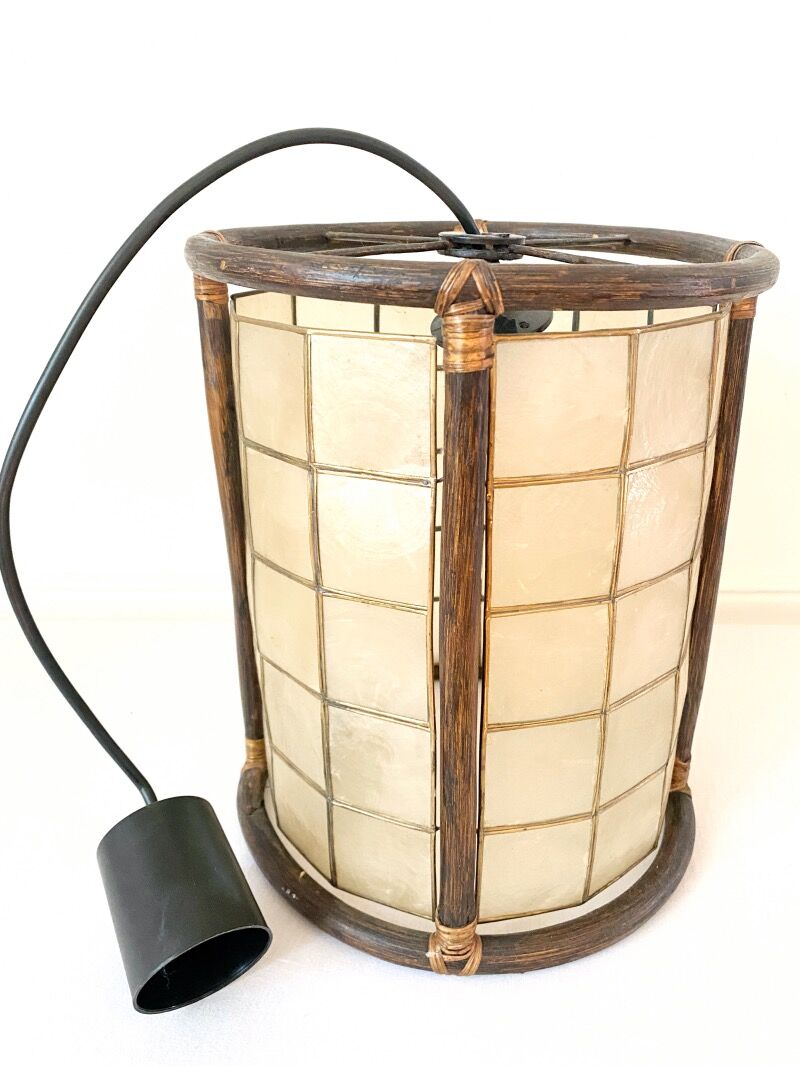 Suspension en nacre, laiton et rotin