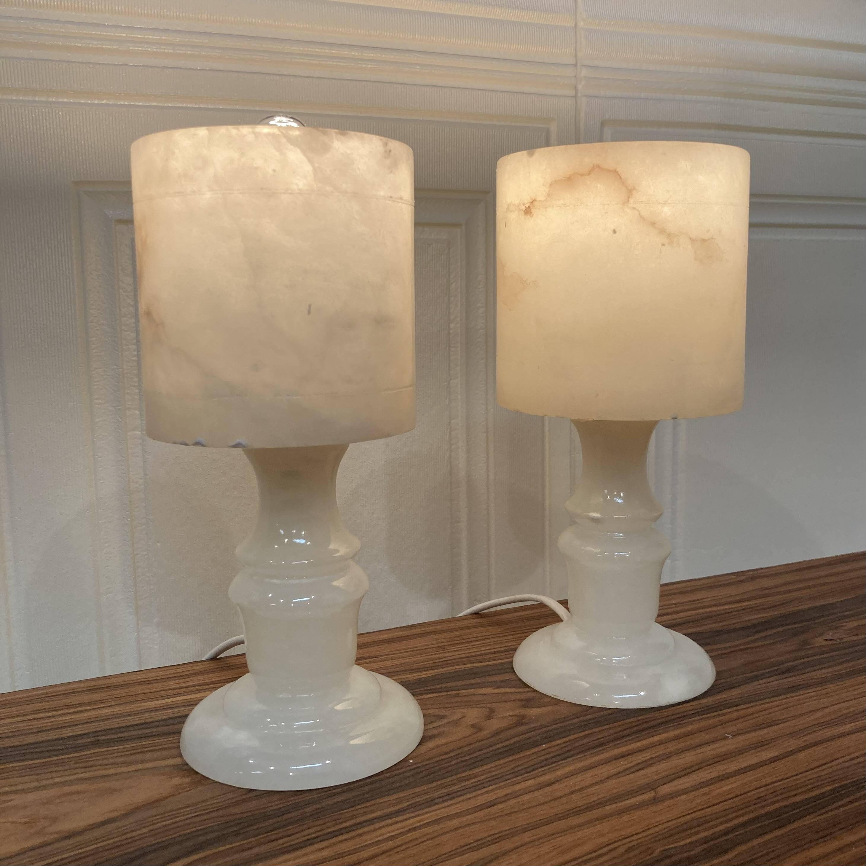 PAIRE DE LAMPES EN ALBÂTRE "DESIGN 1950".