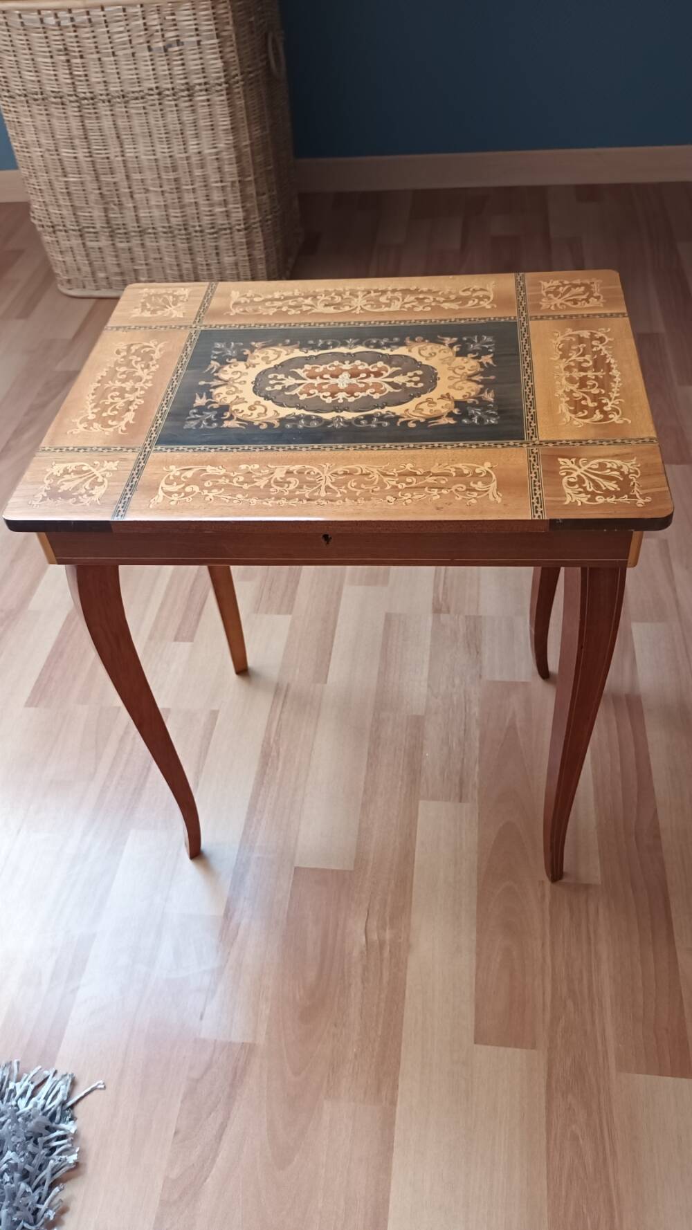 Small jewellery table in Sorrento marquetry - Italy, circa 1970.