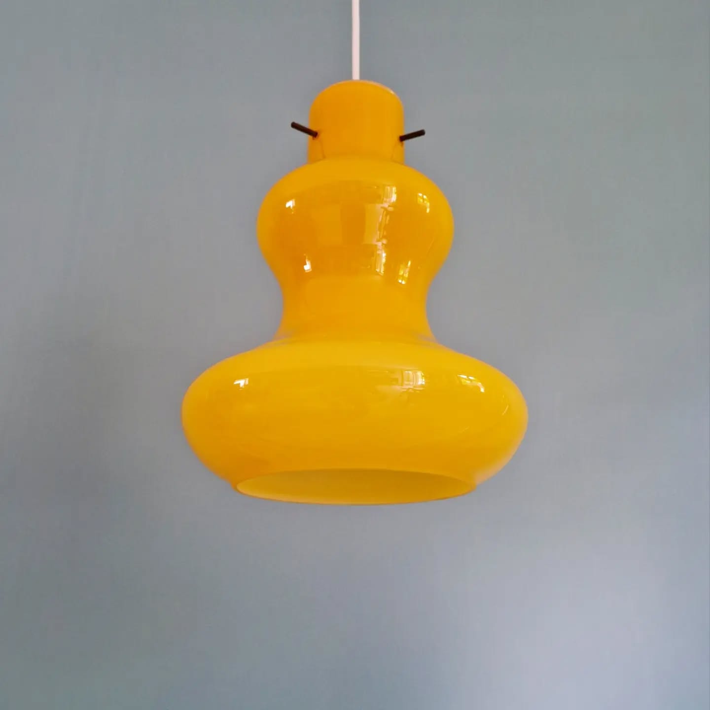 Vintage suspension in yellow opaline, Italy, 1960-70.