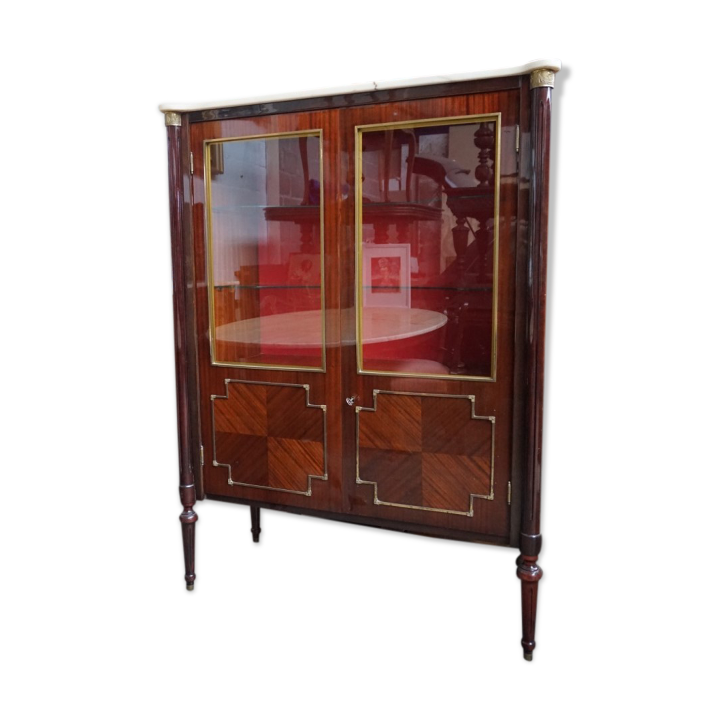 Empire-style showcase