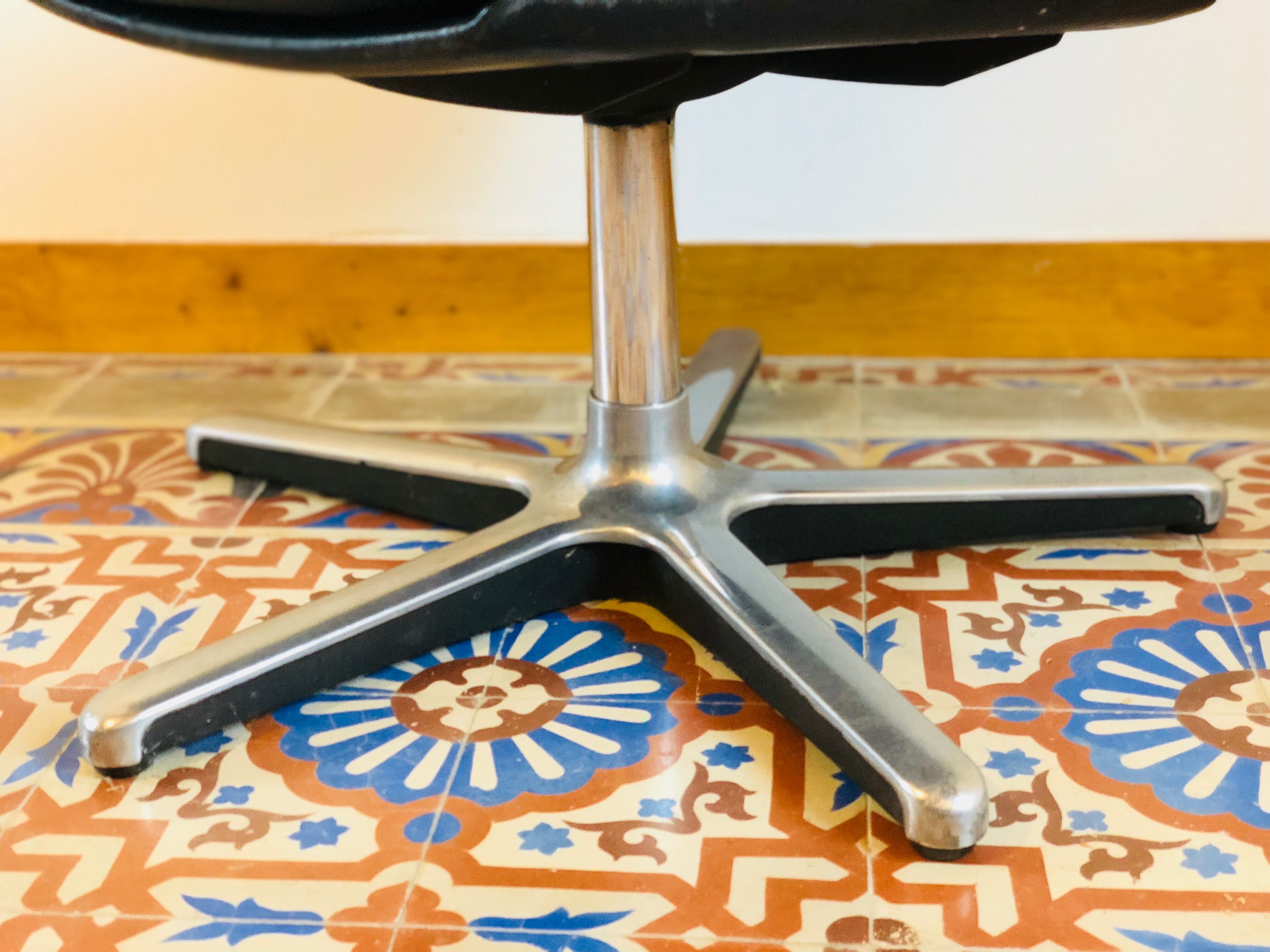 Armchair in leather and chrome Drabert