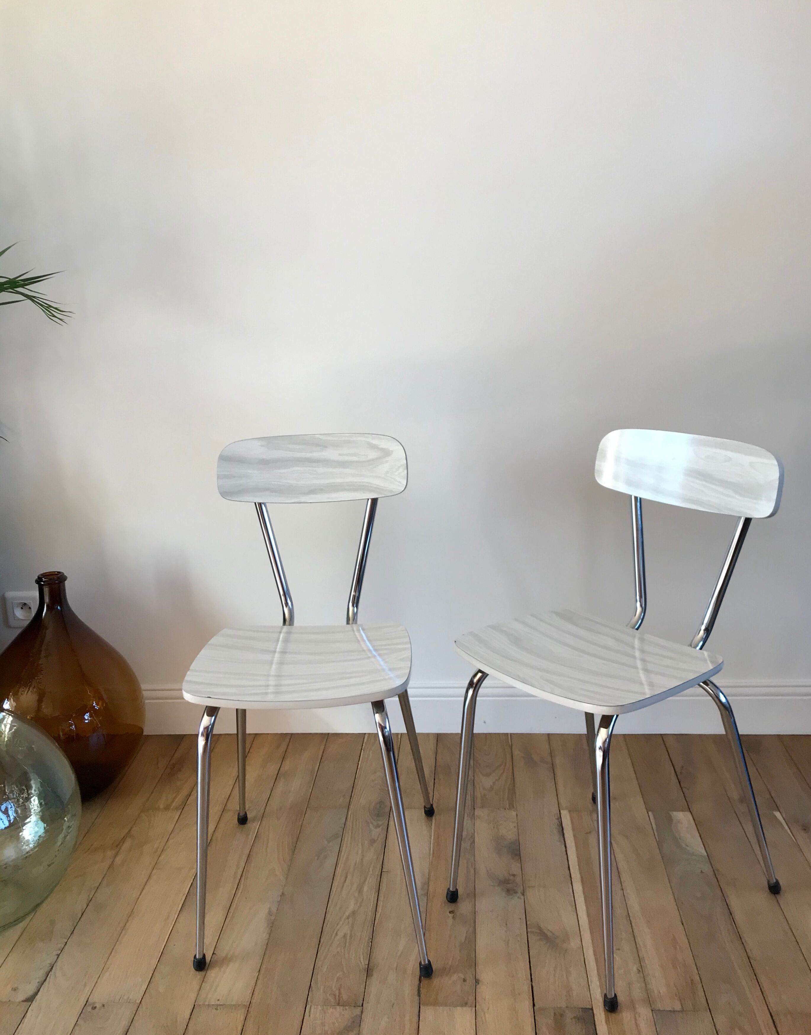 Duo de chaises en formica blanches effet marbré années 70