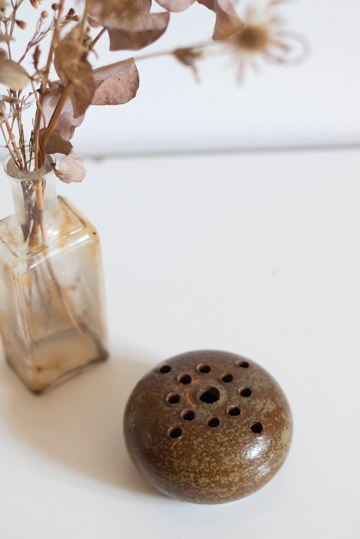 Pique flowers in stoneware signed Guy Baudat