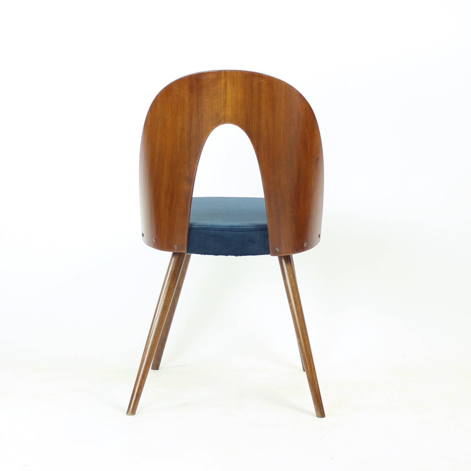 Ensemble de 6 chaises iconiques Tatra en noyer et velours par šuman, Nabytok Pravenec