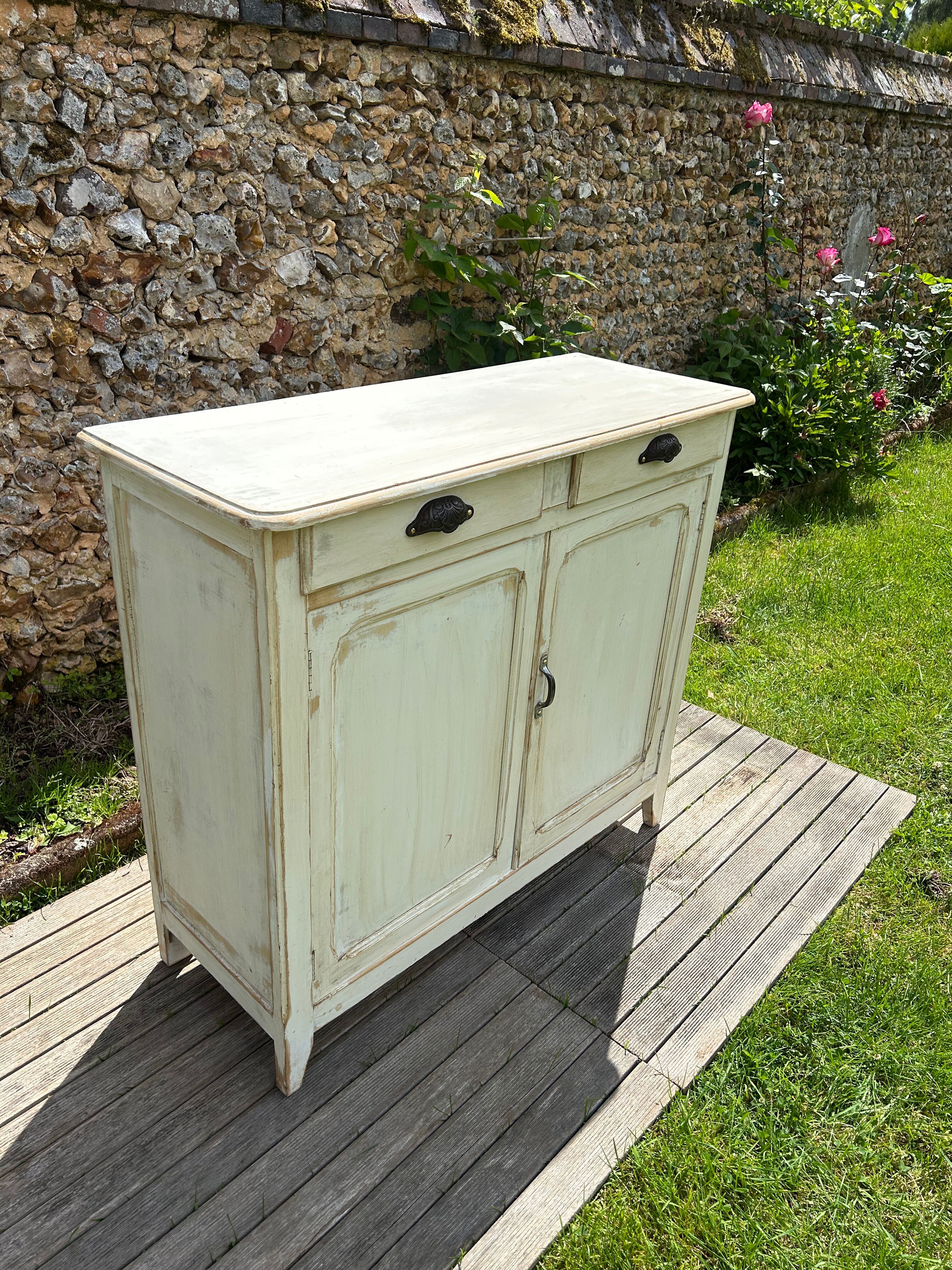 Buffet parisien vintage patine blanche