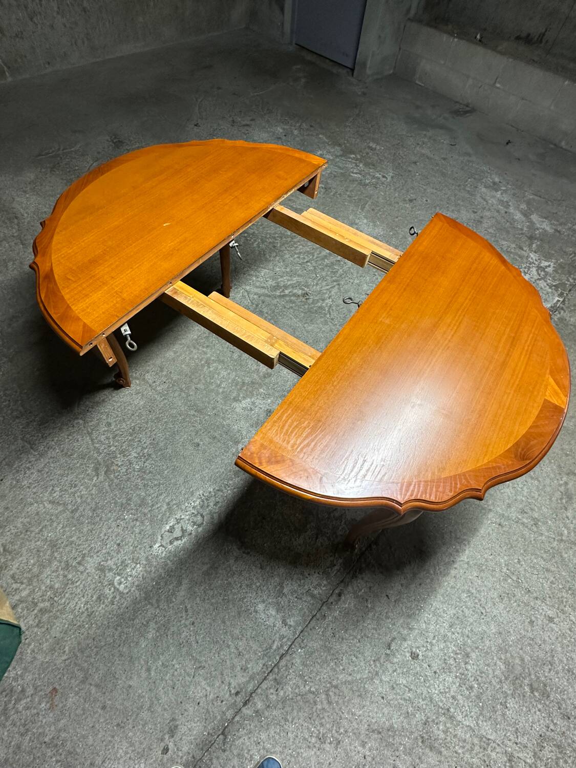 Round extendable dining table in Regency style M