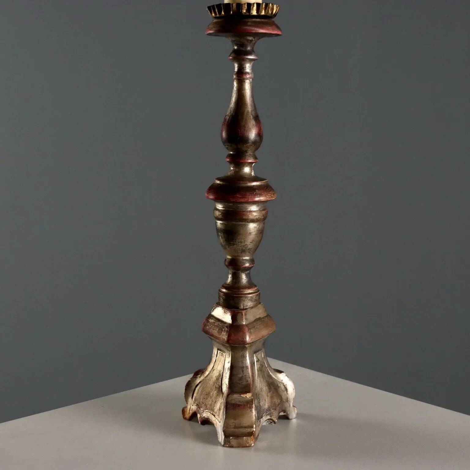 Lampe ancienne en bois sculpté doré et tissu, XXe siècle