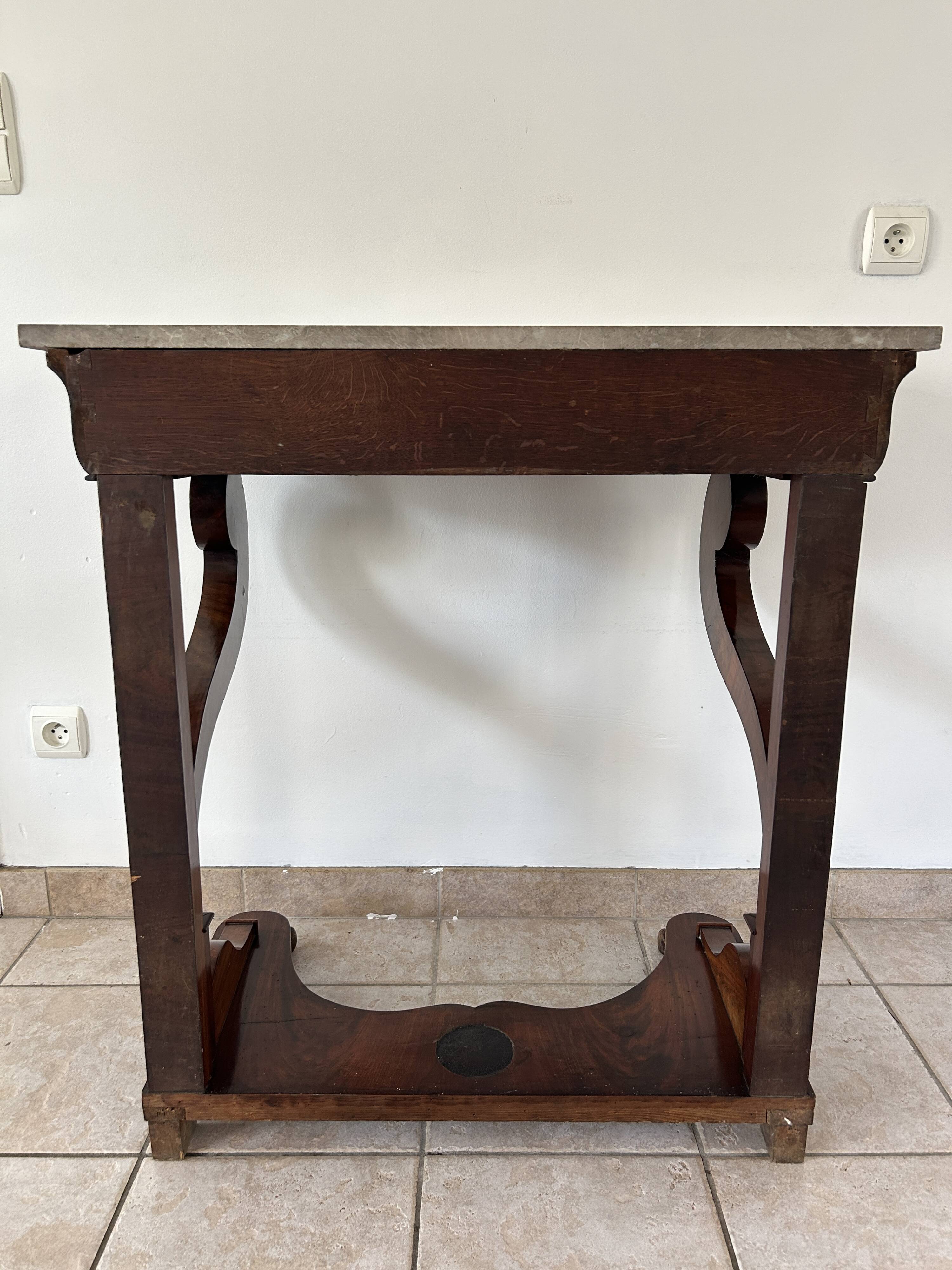 Console d'époque Louis-Philippe, placage d'acajou et marbre