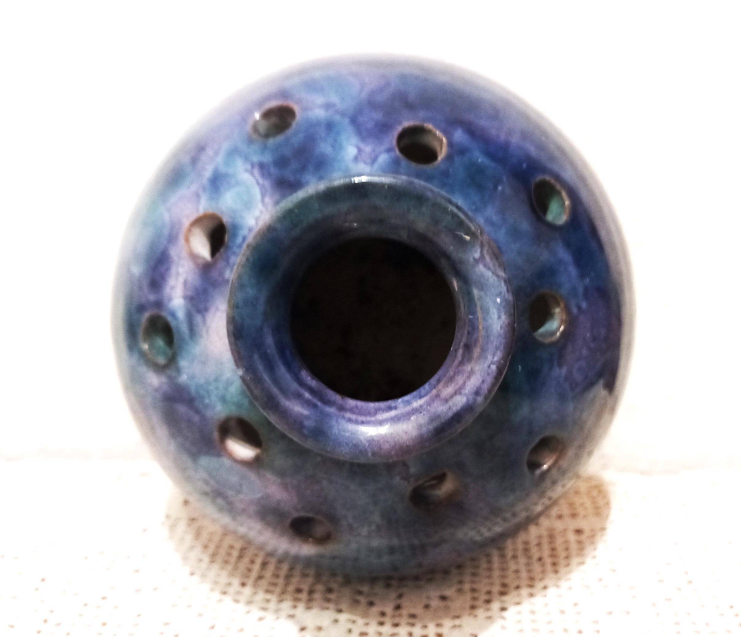 Vase boule / Pique-fleur en grès émaillé bleu violet
