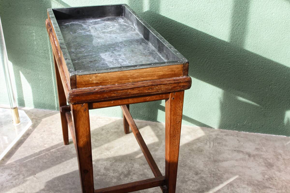 Table de métier, début 20ème, en bois et zinc riveté