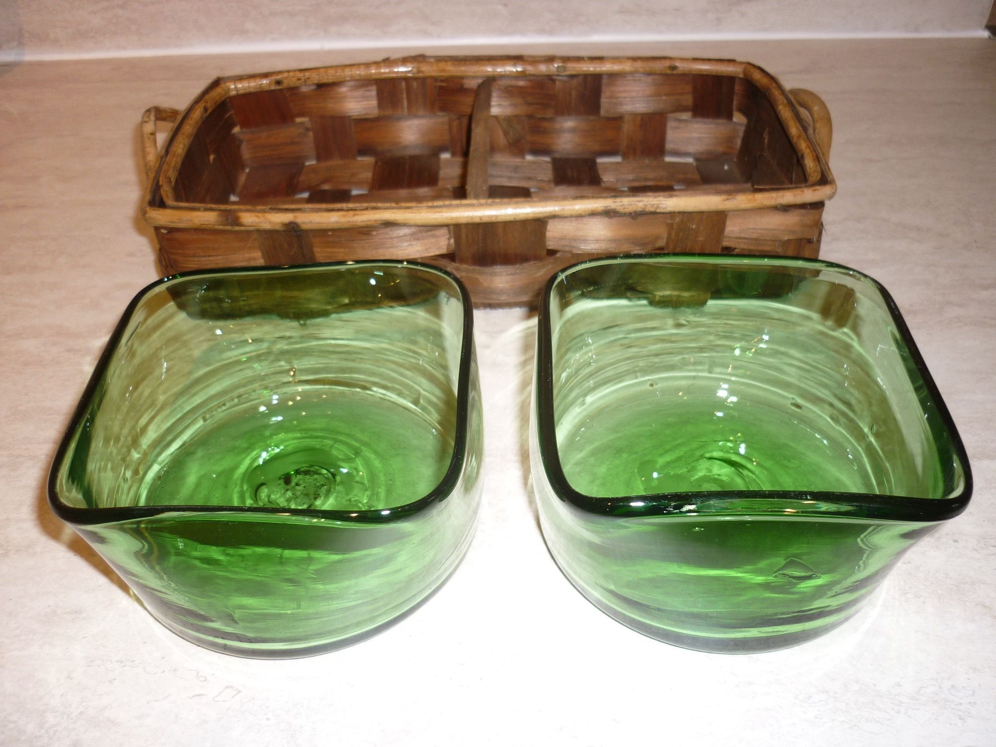 Rattan aperitif servant with 2 green glass ramekins