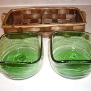 Rattan aperitif servant with 2 green glass ramekins