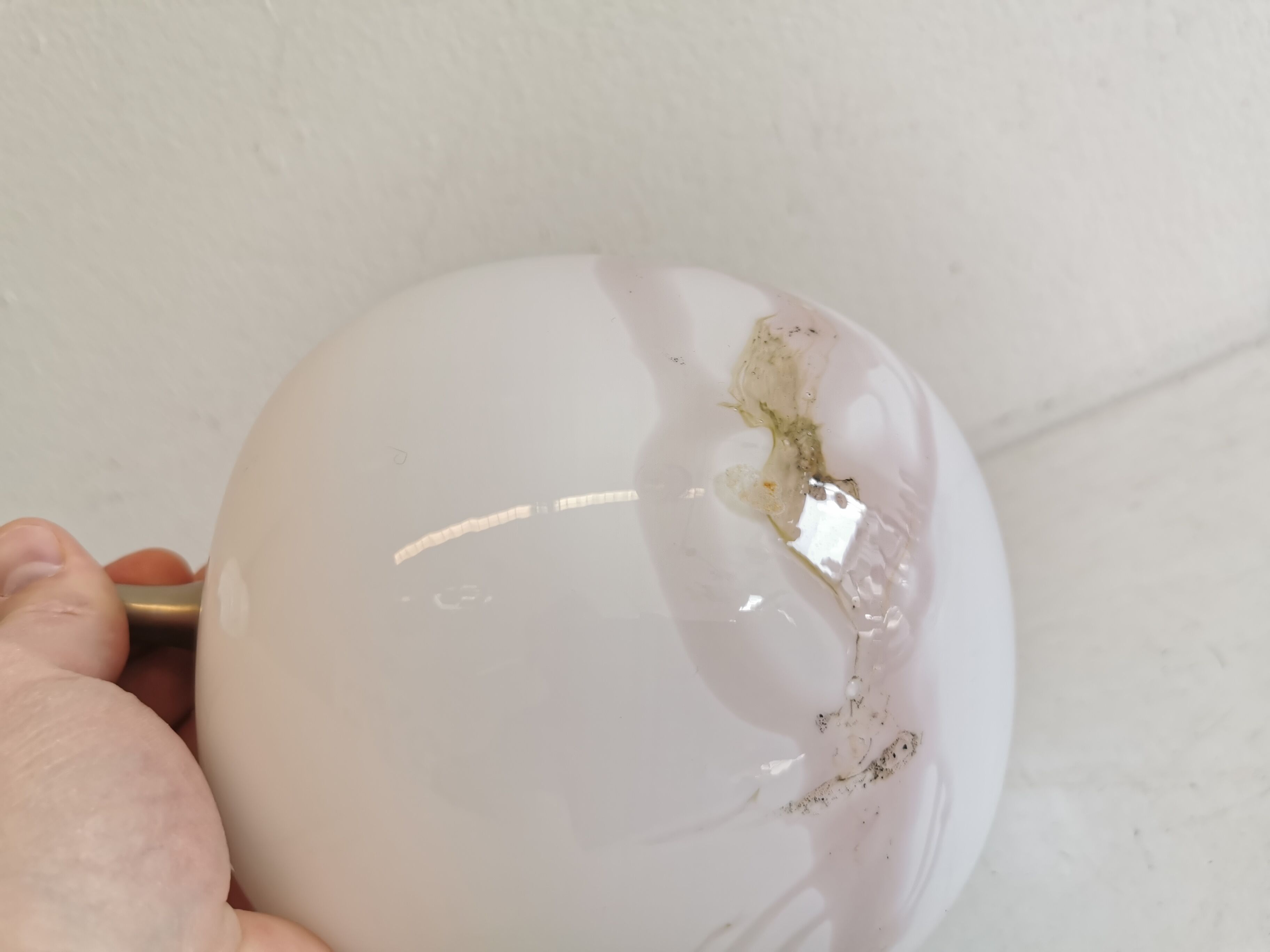 Table lamp in white opal glass, with pink details/decoration