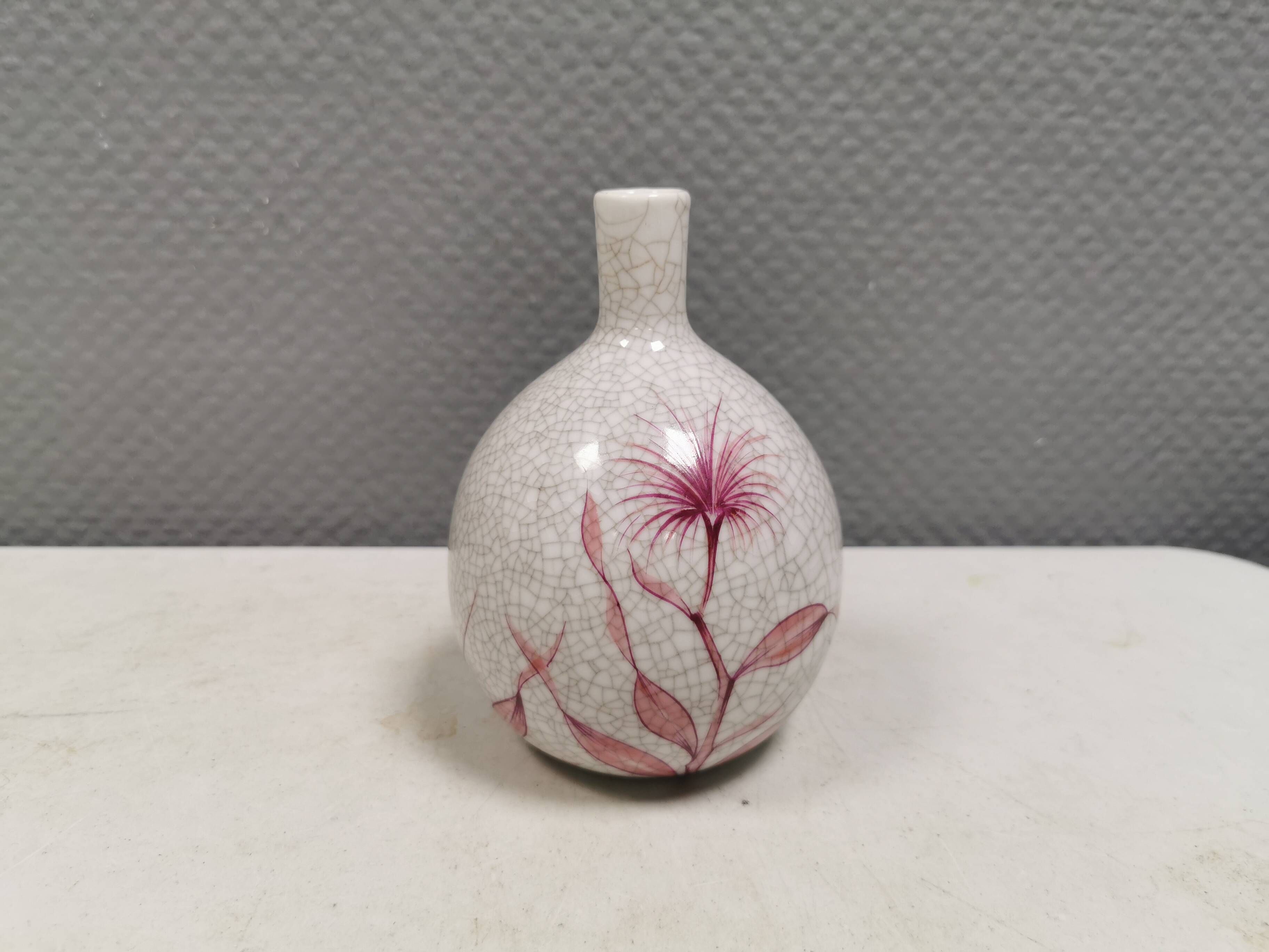 A vase in crackled porcelain with pink decoration. Germany 1930s
