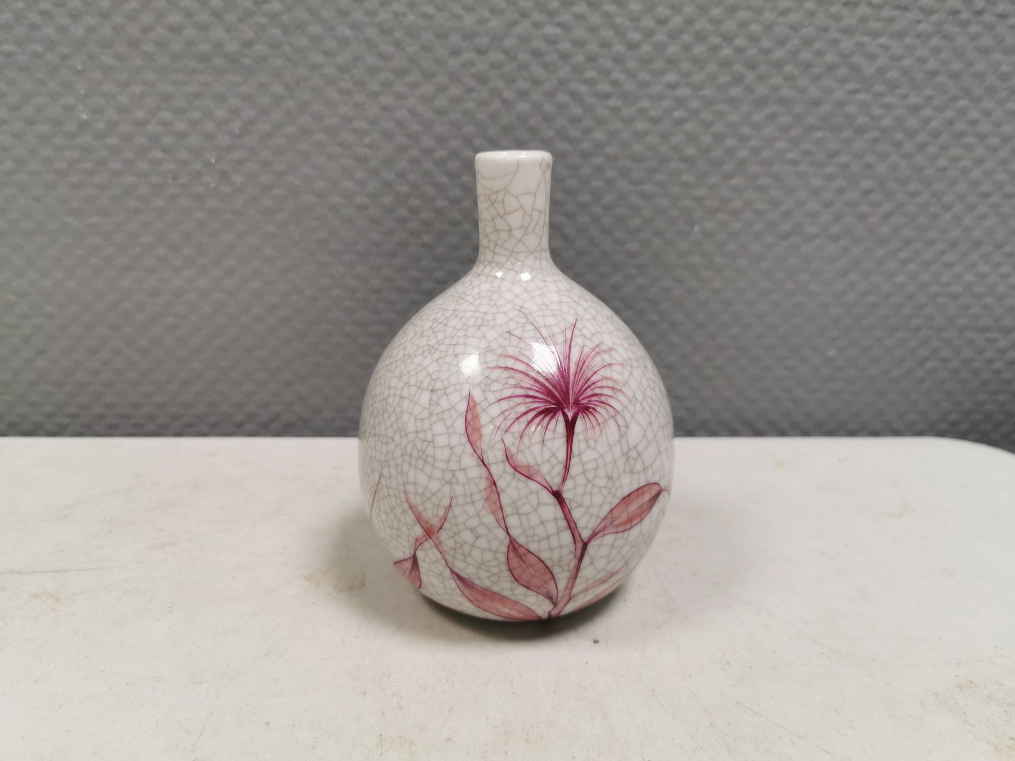 A vase in crackled porcelain with pink decoration. Germany 1930s
