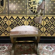 Chaise curule dorée