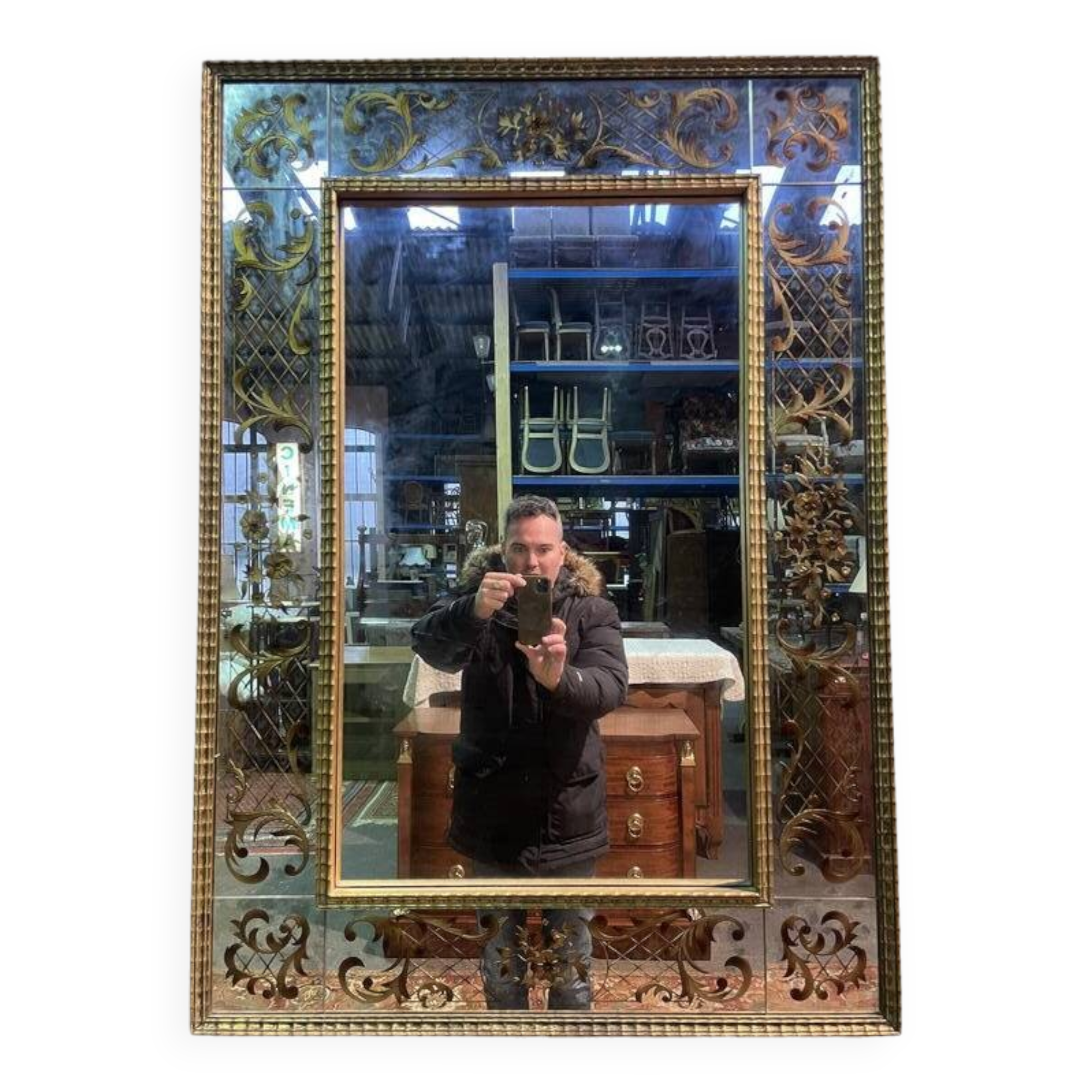 Venetian mirror in eglomise glass and gilded wood
