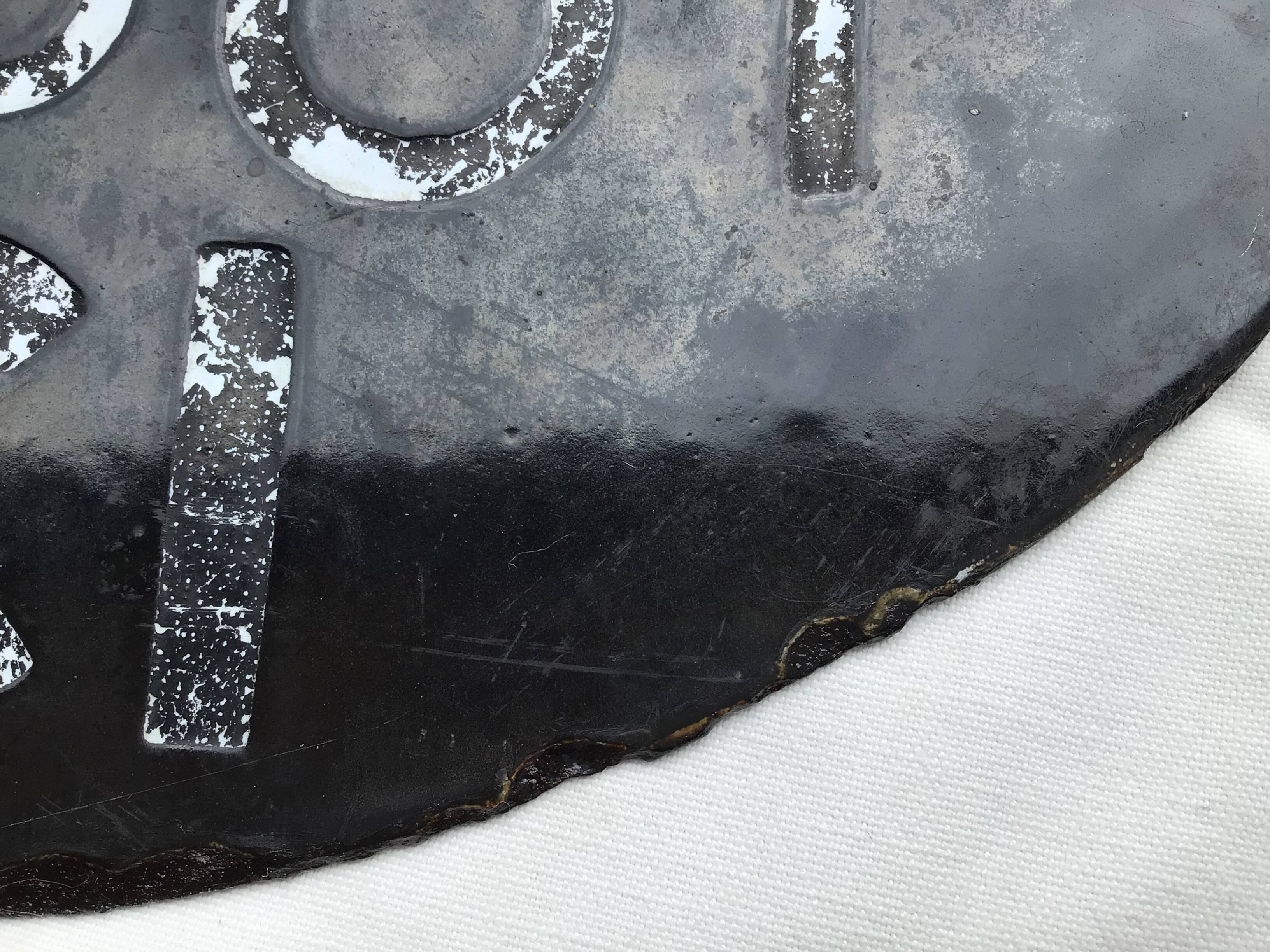 Enamelled plaque, dyeing, double-sided degreasing.