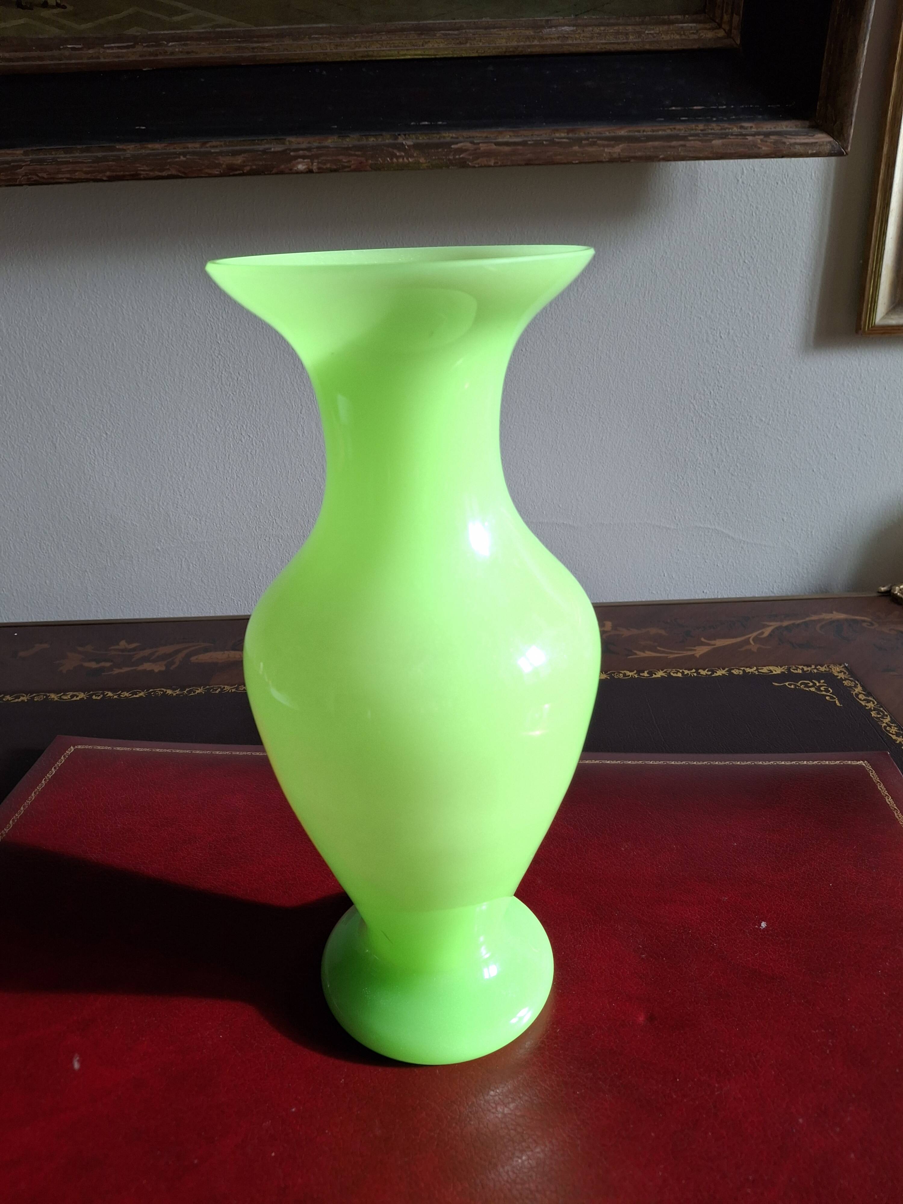 Grand vase balustre en verre opalin couleur anis hauteur 31 cm