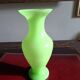 Grand vase balustre en verre opalin couleur anis hauteur 31 cm