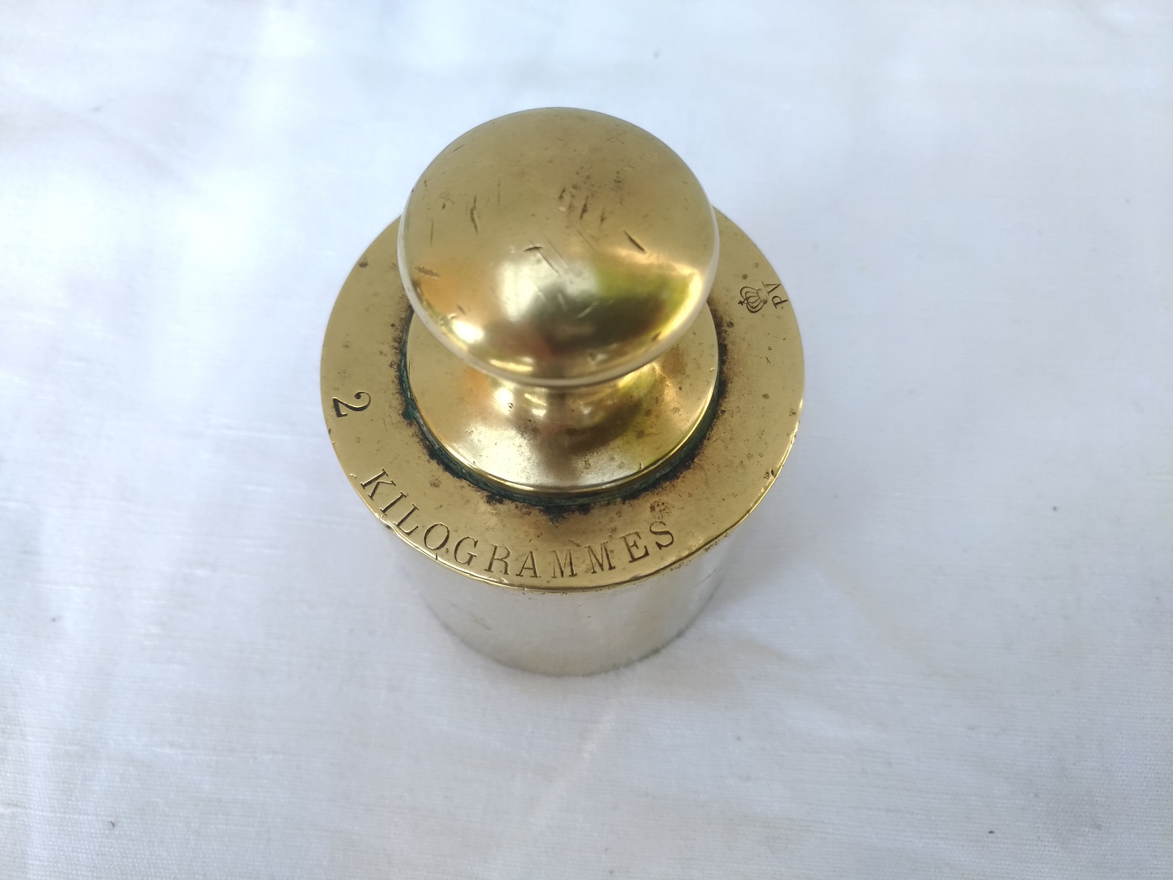 Weight of brass scale of 2 kg